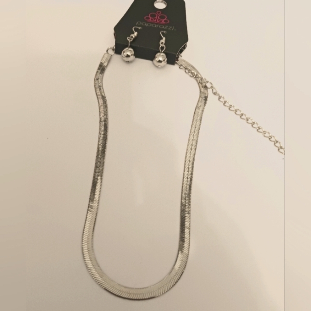 New Silver Tone Choker Necklace With Extender and Matching Earrings.